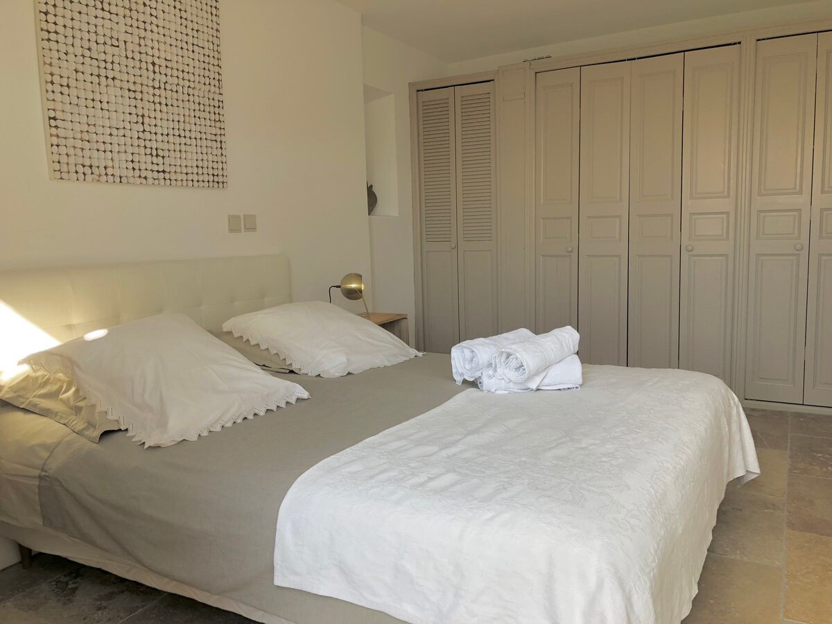 Dormitorio principal 1 con ropa de cama de calidad y muchos armarios.