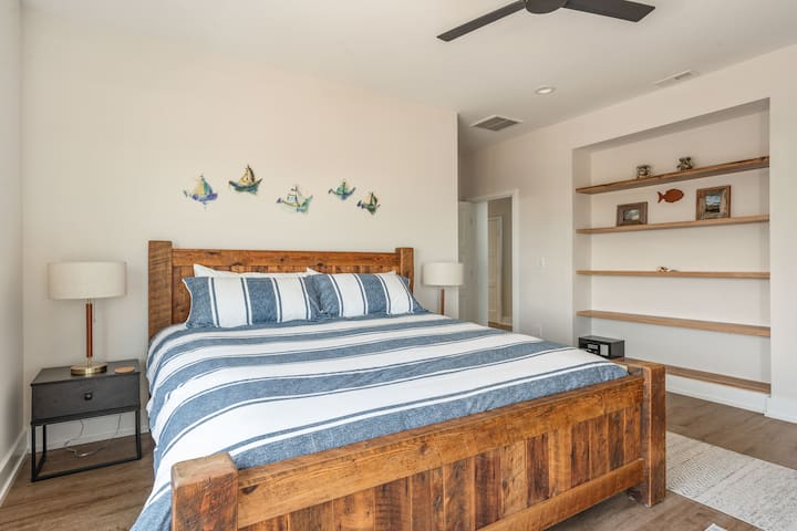 Unit A primary bedroom (king)