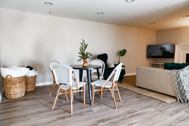 ห้องนั่งเล่นชั้นใต้ดินพร้อมทีวีจอใหญ่