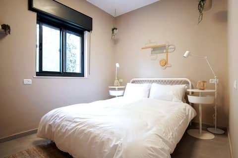 ✸Bright 1BR Apt. 4Min Walk To Market with Private Balcony & 43inch smart tv✸