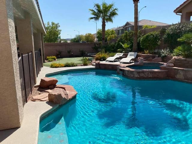 Paradise off the strip, Big Loft&Fun backyard