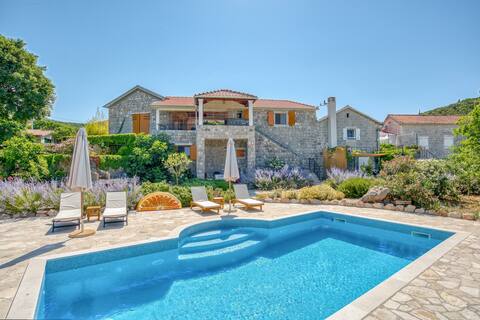 Luštica Villa, Garden and Pool