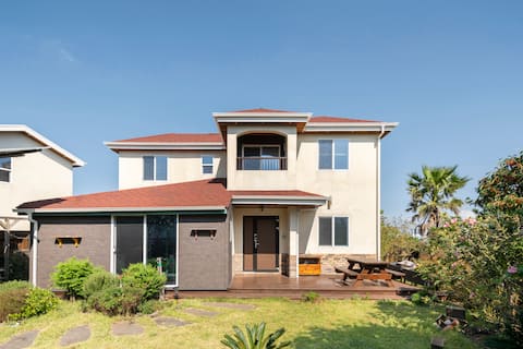 Jeju West, a comfortable healing space with a view of Biyangdo, a private pension almond house