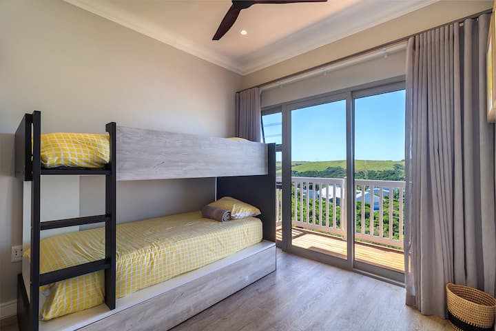 غرفة نوم للأطفال بسرير بطابقين وسرير متحرك (تتسع لـ 3 أشخاص)