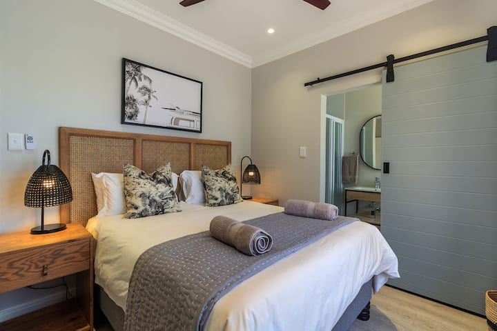 غرفة نوم بسرير كبير وحمام داخلي