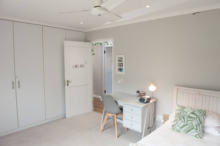 Primeiro quarto infantil com cama queen size e portas para o jardim