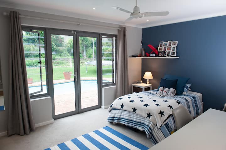 2º quarto infantil com cama de tamanho 3/4 e portas para o jardim