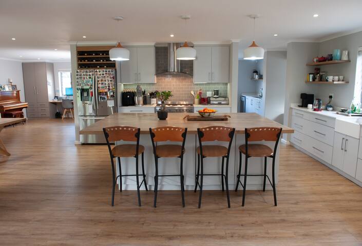 Large, spacious family home in leafy Constantia gallery image 2