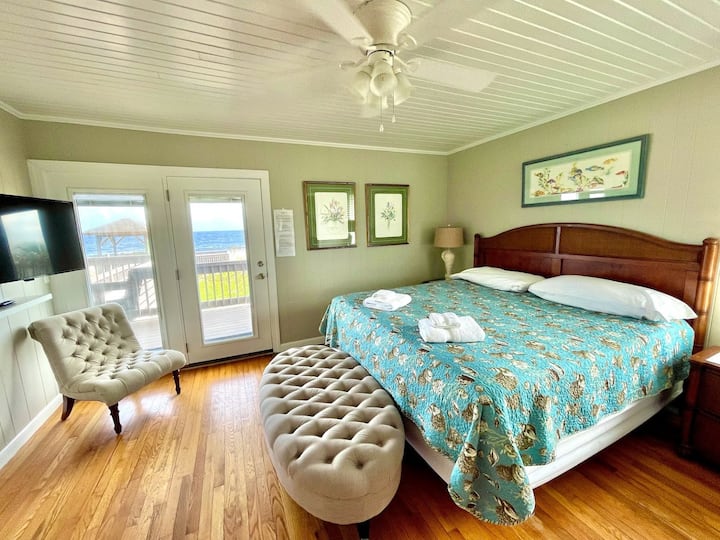 King bedroom with access to Ocean front deck and amazing views of ocean