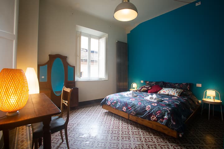 חדר מס '5
מרווחת ומוארת מאוד, יש לה שלושה חלונות גדולים, והקיר הכחול עוזר לכם להירגע.
