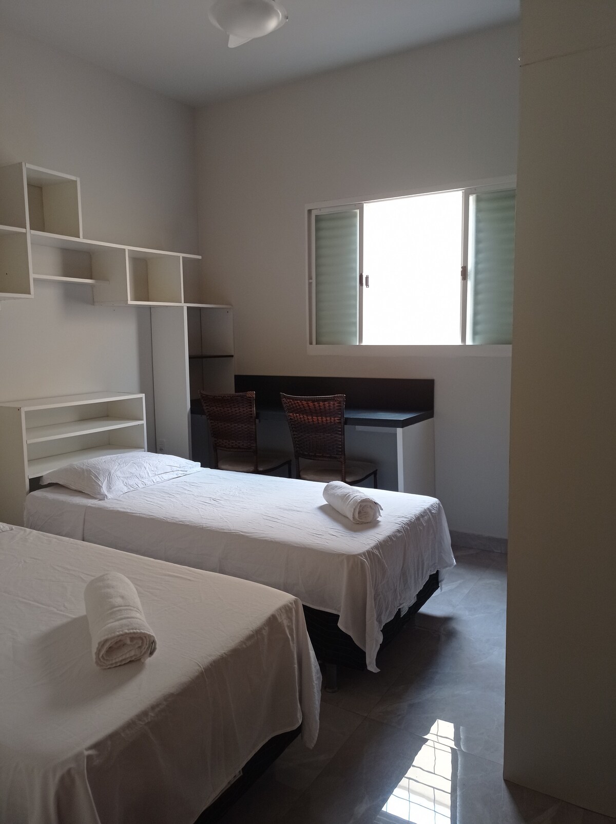 Спалня 3 - 2 легла и офис маса