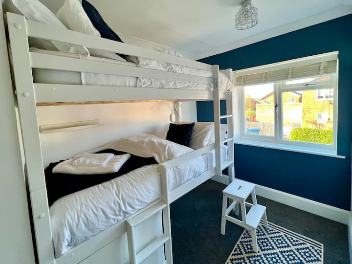 ห้องนอนเตียง 3 ชั้นพร้อมไฟแต่ละดวงและพอร์ต USB