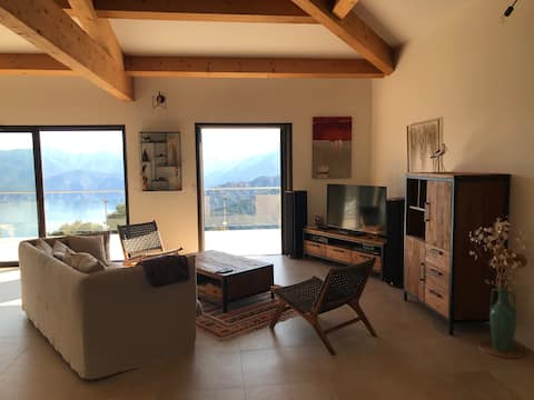 Spacious villa with stunning views of the village and sea