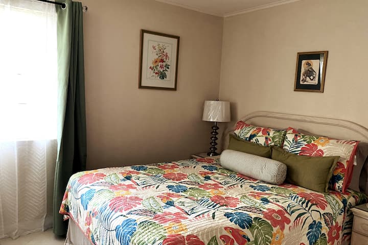 Segundo dormitorio con cómoda cama tamaño queen, ventilador de techo y aire acondicionado.