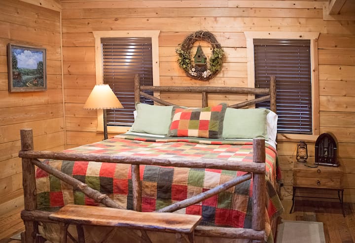 מיטת קינג סייז בחדר השינה הראשי