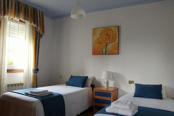 Habitación con armario y 2 camas gemelas.