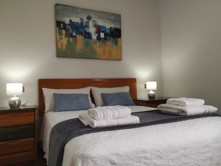 Habitación con cama doble, ventana y armario empotrado.