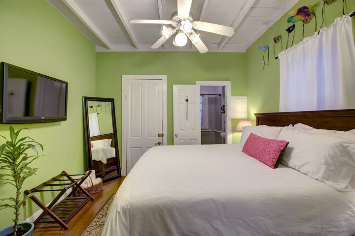 Just steps to both Frenchman St & French Quarter! gallery image 5