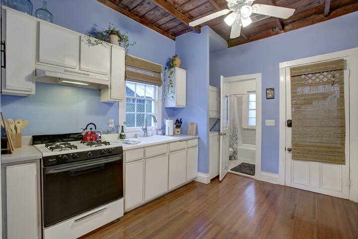 Just steps to both Frenchman St & French Quarter! gallery image 4