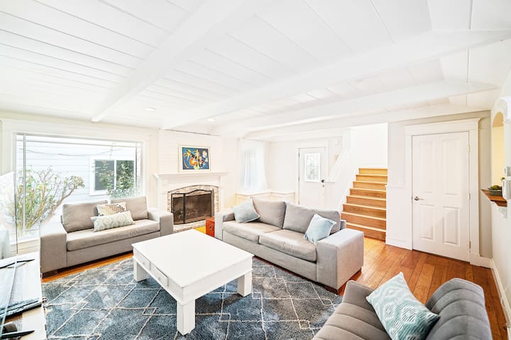 Modern 4bd/3ba w/ pool In Downtown MV