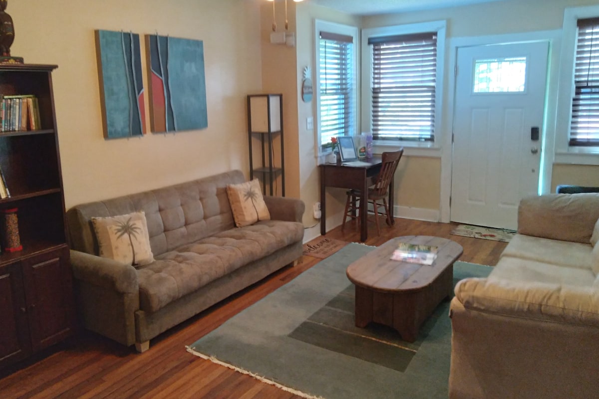 ห้องนั่งเล่นมีแสงธรรมชาติส่องเข้ามาตอนกลางวันมีที่นั่งมากมายชั้นวางหนังสือพร้อมหนังสือดีวีดีและนิตยสารปัจจุบัน  คู่มือที่พักและสเปรย์ทำความสะอาด/ลดเชื้อเพื่อความปลอดภัยของผู้เข้าพักตั้งอยู่บนโต๊ะทำงาน 