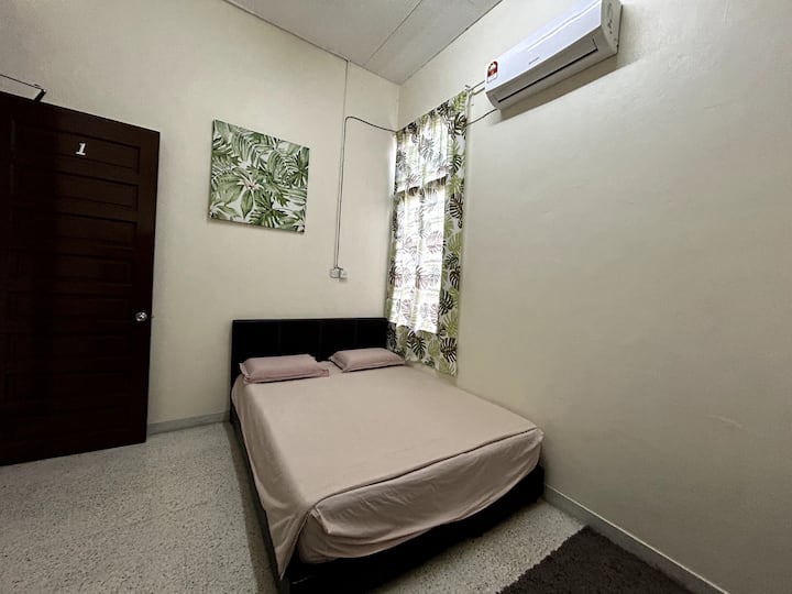 (Soba 1) Bračni krevet (širine 180-179 cm)