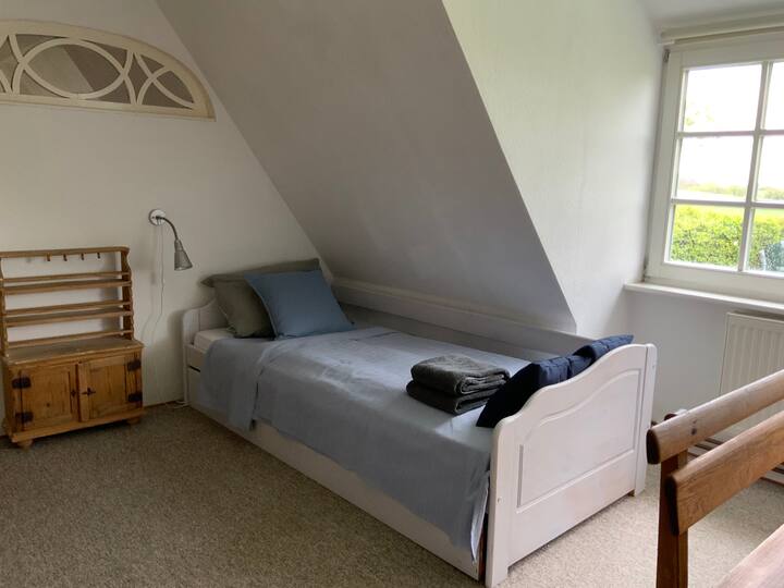 Tenne: habitación de conexión en la planta superior con cama doble extraíble. 