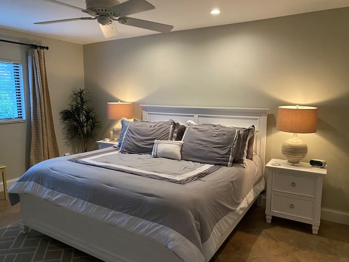Chambre principale avec lit King Size neuf et salle de bain attenante avec placard