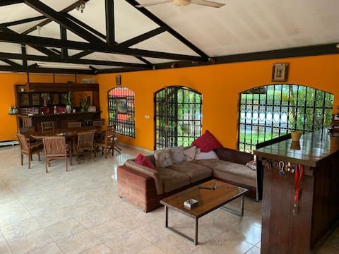 Quiet and spacious T5 villa with private parking