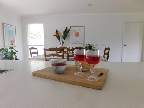Top Airbnb: The Good Life: Hot Springs and beach walks nearby in Tootgarook