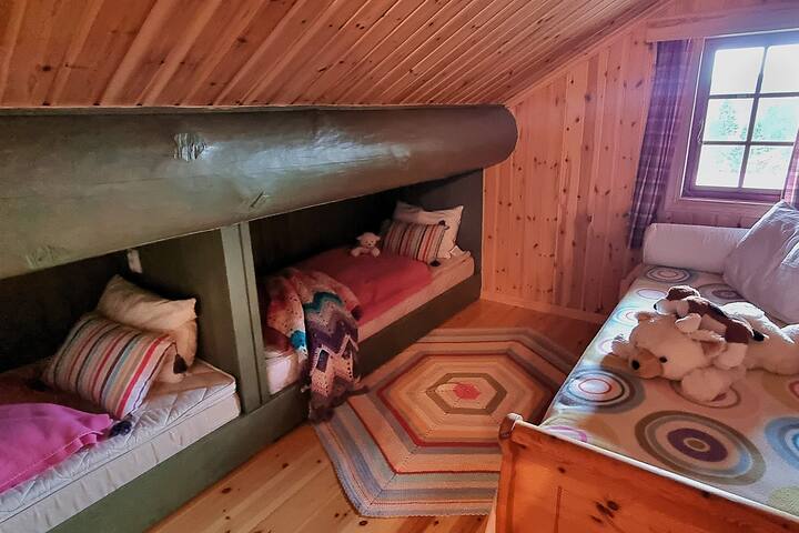 2 kreveta 90 * 200 cm i žustar krevet 75 * 200 cm s ladicom na izvlačenje 75 * 190 cm