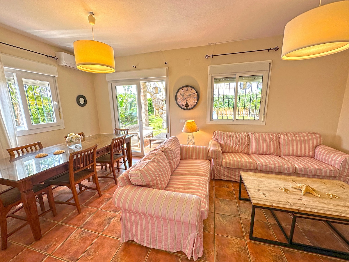 Annonce Airbnb populaire: Villa Buganvilla with a private pool near the beach à Conil De La Frontera