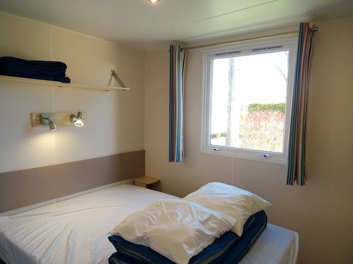 חדר הורים עם מיטה זוגית 140 x190 ס"מ