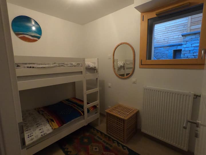 Våningssängar med stora förvaringsskåp