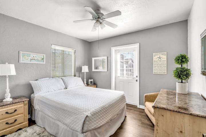 El dormitorio 1 tiene una cama tamaño queen y su propia entrada al patio trasero.