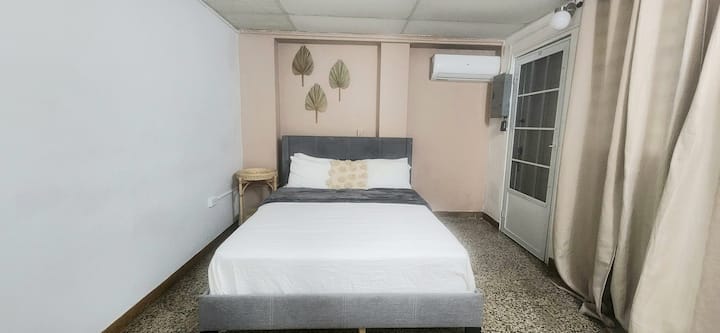 卧室景观配备空调、1.8米宽双人床、棉质床上用品和舒适床垫。每位房客提供2条浴巾和1条沙滩毛巾。