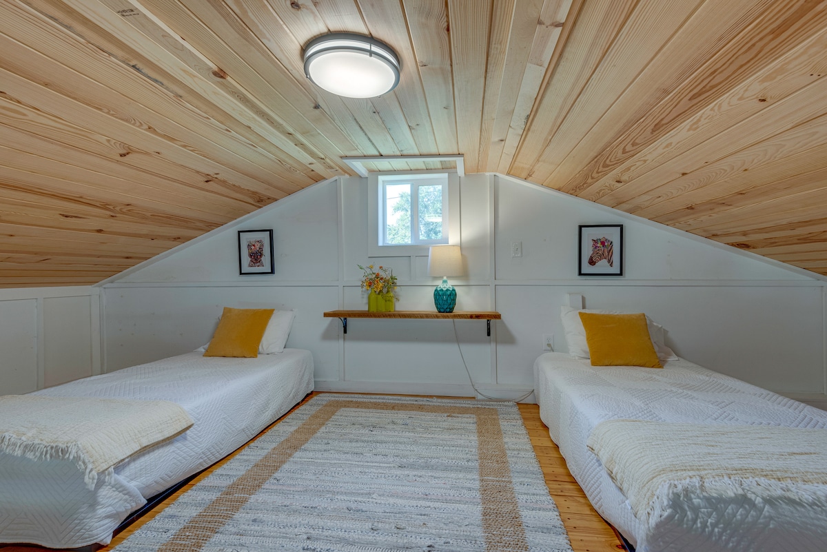 двокреветни кревети во поткровје. МНОГУ низок таван. идеален за деца