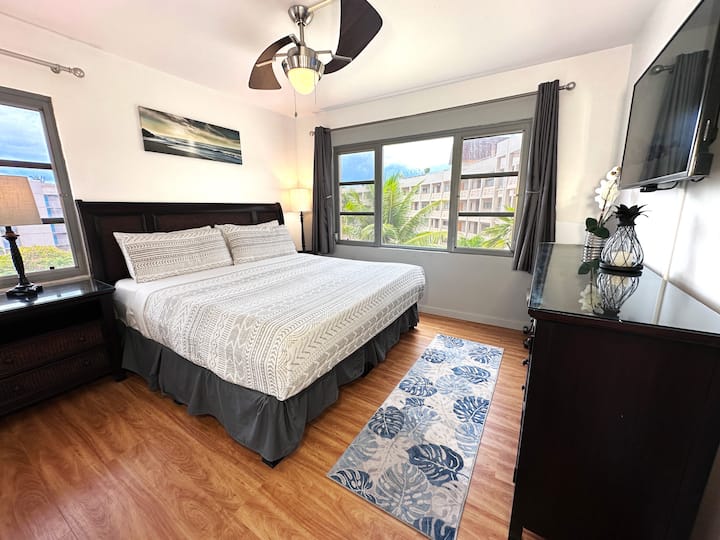 在这张舒适的床上睡个好觉，配有干净的床上用品。