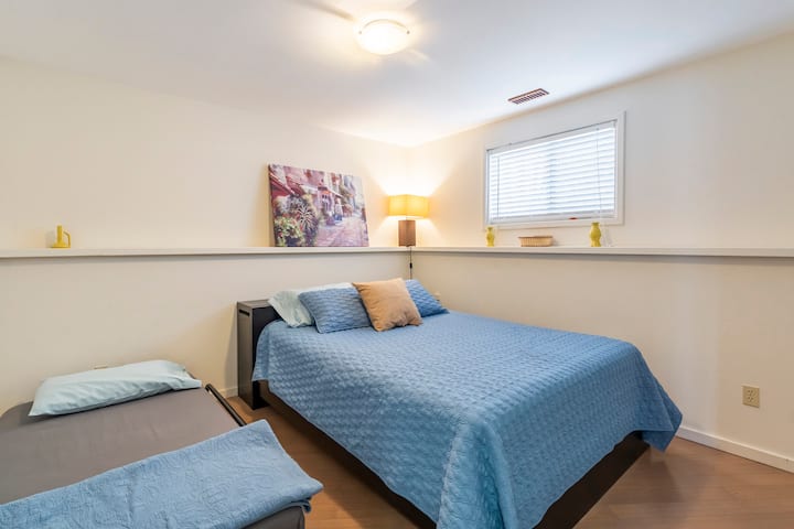 Camera da letto 1 al piano inferiore
2 letti matrimoniali
Spazio nell'armadio