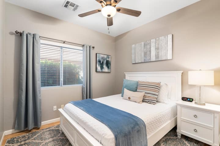 Kitanda cha ukubwa wa malkia kiko kwenye ghorofa kuu na televisheni na bafu lenye ukubwa kamili chini ya ukumbi.