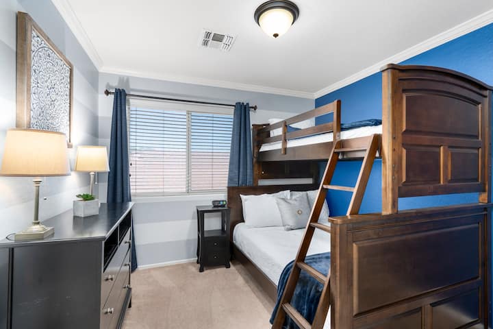 Chumba cha kulala cha ghorofa kilicho na mapacha juu ya kitanda cha ghorofa cha ukubwa kamili.