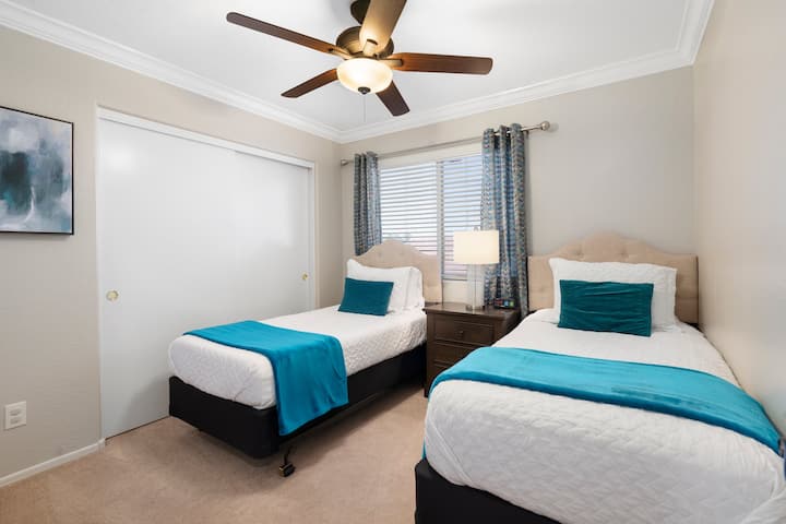 Chumba cha kulala cha ghorofa kina vitanda viwili vya ukubwa wa mapacha na kabati kubwa lenye upana maradufu