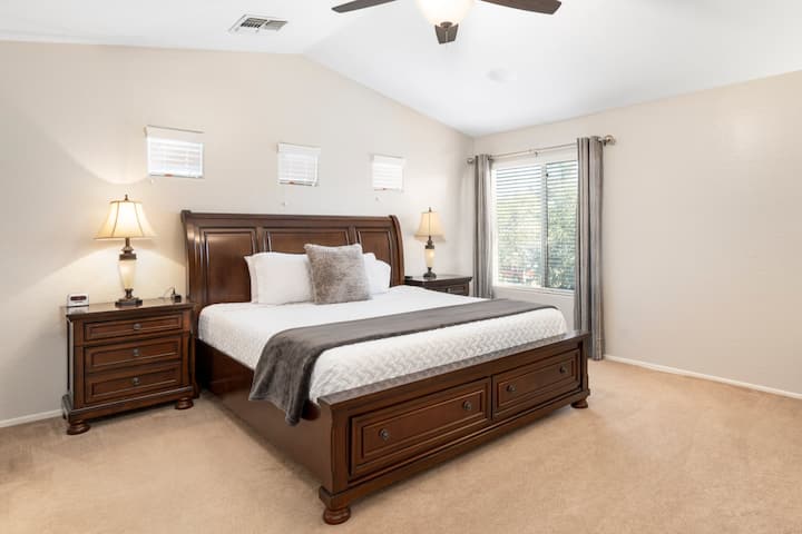 Chumba kikuu cha kulala kina kitanda cha ukubwa wa kifalme chenye godoro la chapa ya Zambarau lenye starehe ajabu!