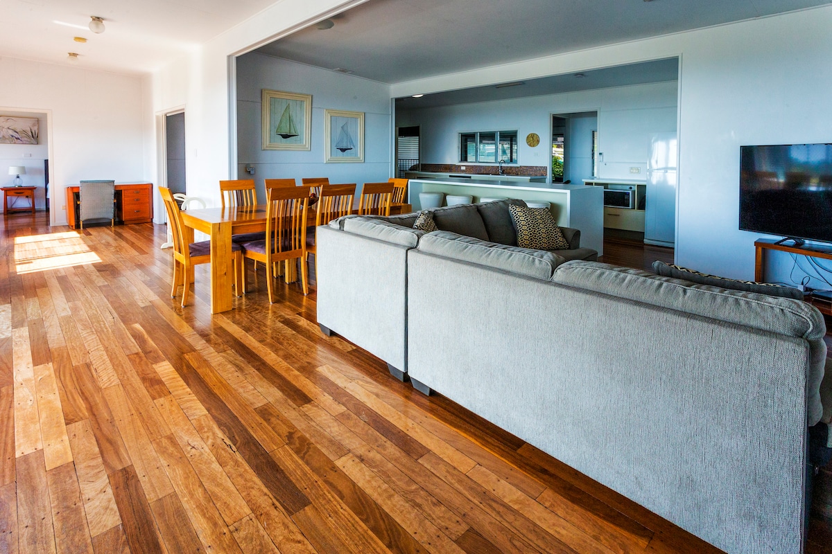 Top Airbnb: Seacrest on Bright -Entire House, Pool- Seaviews in Livingstone Shire