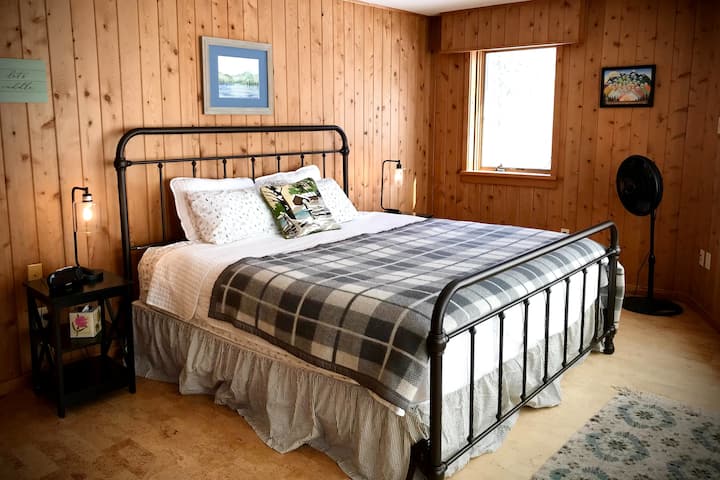 主卧：加大双人床，包括所有床上用品。 带衣架和置物架的大衣橱。