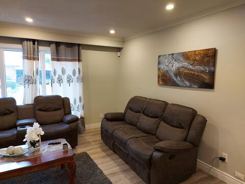 Top performing Airbnb: New Modern 4 Bedroom Home Close to Hwy 401/404/407 in Scarborough Centre