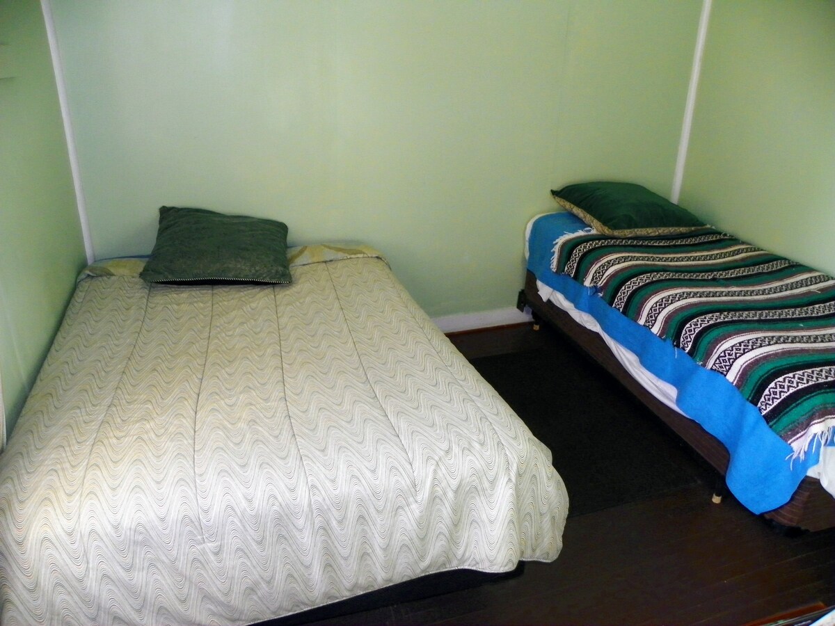 Spálňa na poschodí mimo kuchyne. Dvojposteľ a jednolôžko.