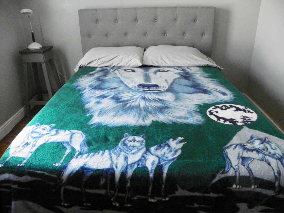 Spálňa na 2. poschodí č.2. Izba s vlčami. Manželská posteľ s pamäťou veľkosti Queen.