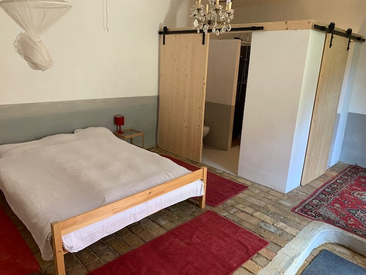 Напролет, овој дел од куќата е отворен. Поранешната стабилна сега се користи како „летна спална соба“ со сопствена бања.