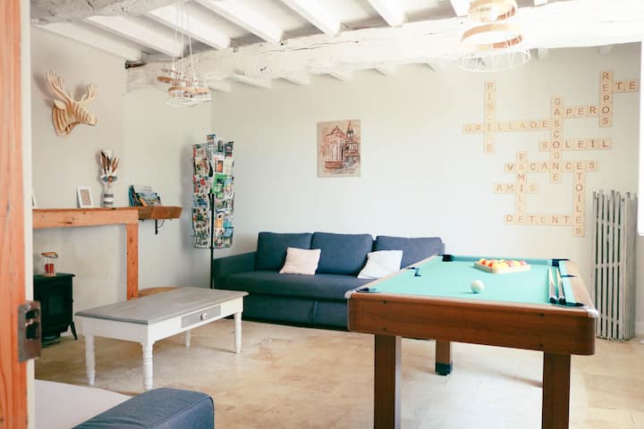 Всекидневната е оборудвана с 2 дивана, една билярдна маса, един смарт телевизор, един DVD плейър, настолни игри, книги и туристическа документация